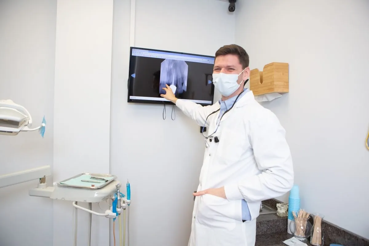 Dr. Kroner reviewing a digital x-ray on the treatment room screen